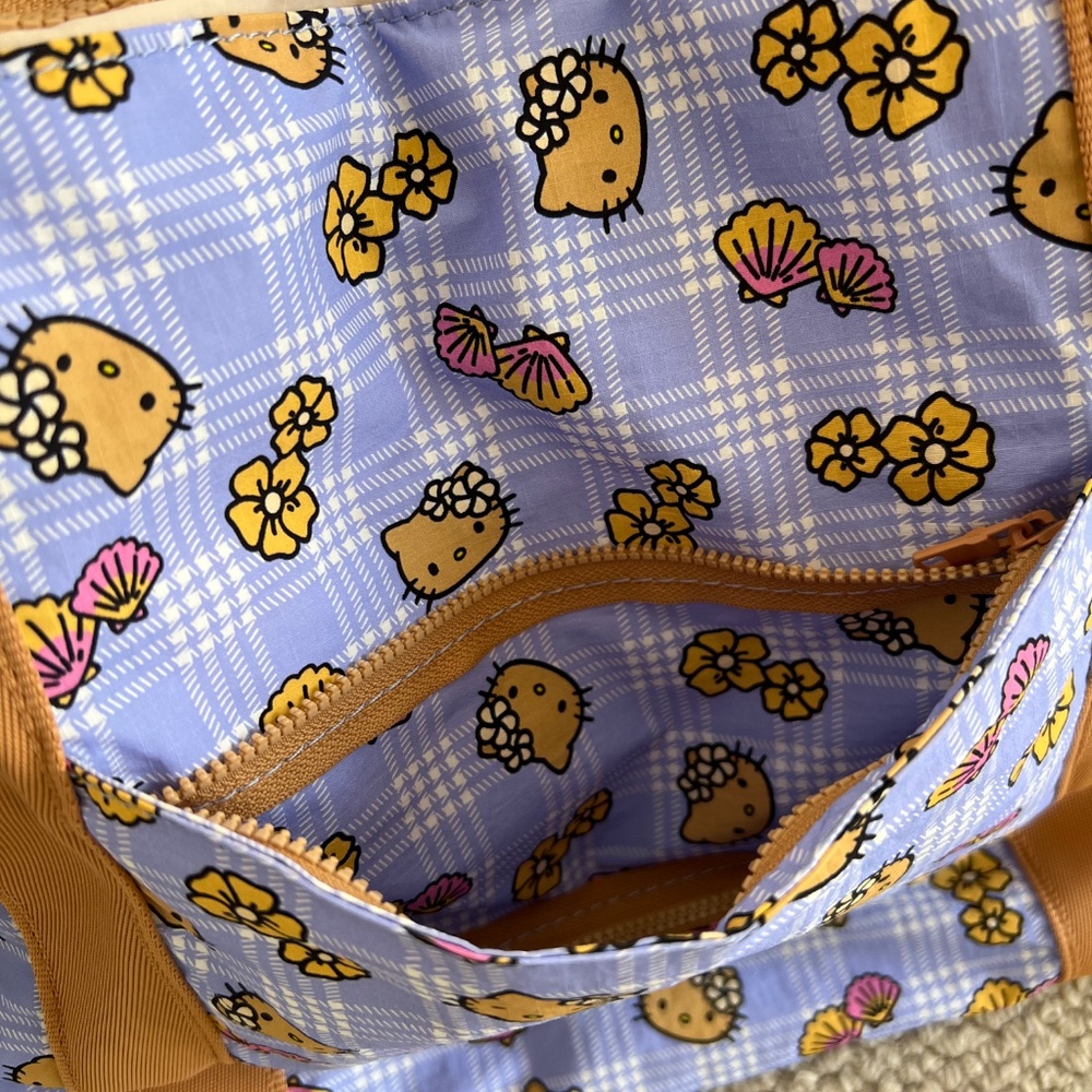 ALOHA Collection Big Show Exclusive Hello Kitty Palaka Nylon Zipper Tote - Picture 5 of 7